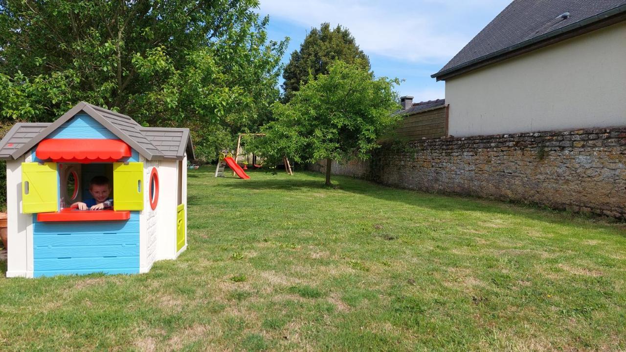 Le So Art, Grande Maison 4 Chambres, Terrain De Petanque, Grand Jardin Clos, Flipper, Babyfoot, Jeux Arcade, Ping Pong,1 Km Mer, Proche Golf, Port En Bessin, Bayeux Et Plages Du Debarquement, Adaptee Enfants Commes Kültér fotó